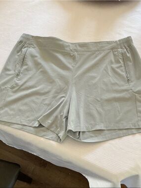 Columbia Women’s Tidal III Stretch Shorts Light Gray with Zippered Pockets